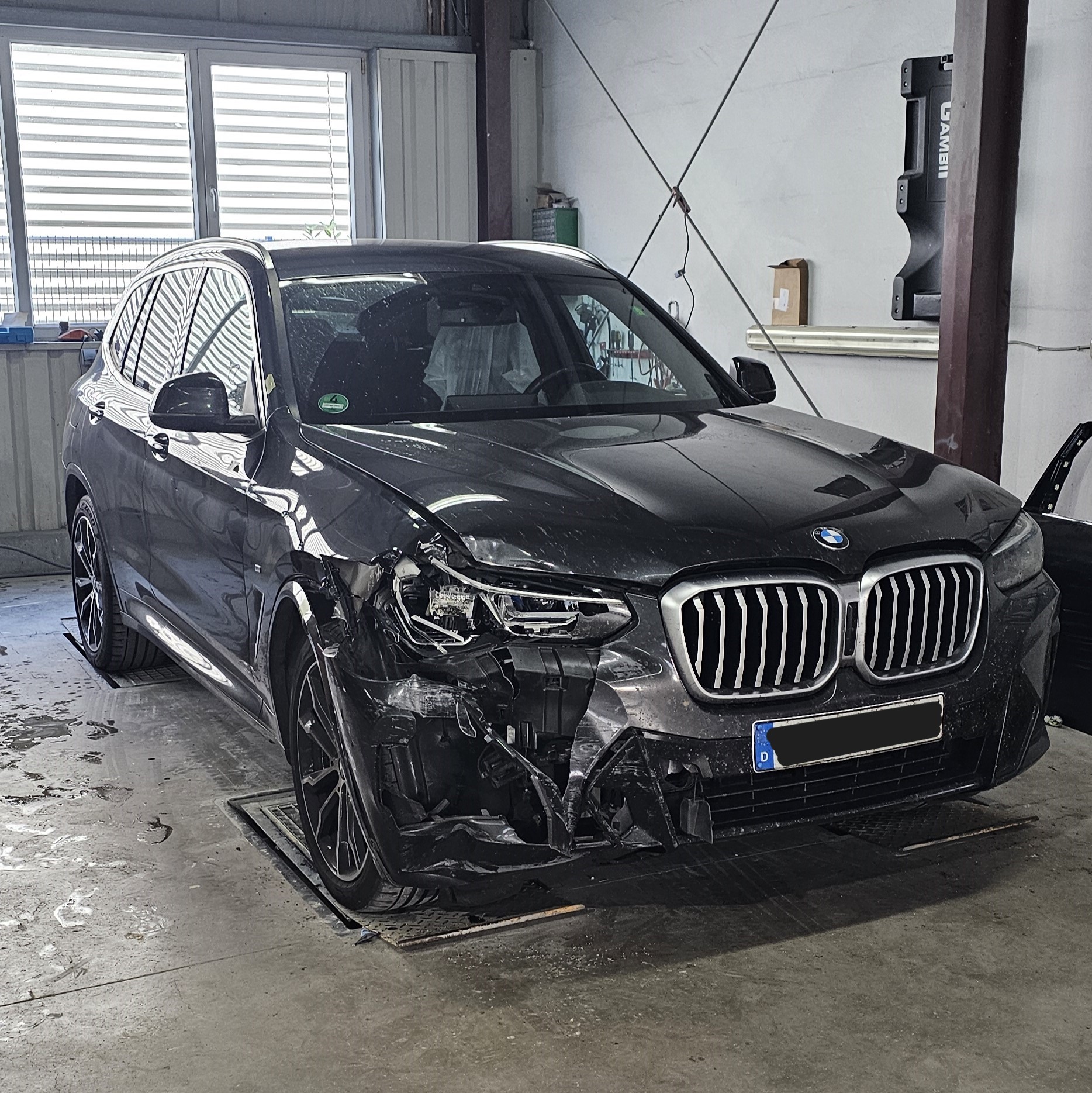 BMW mit Unfallschaden vor der Reparatur